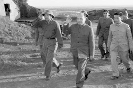 Tổng Bí thư Trường Chinh thăm căn cứ Dốc Miếu, tỉnh Quảng Trị (15/1/1974). (Ảnh: Lâm Hồng/TTXVN)