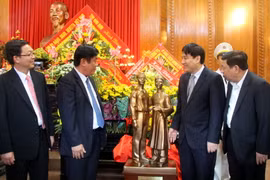 Lãnh đạo tỉnh Bình Định tặng mẫu tượng Nguyễn Tất Thành-Nguyễn Sinh Sắc cho tỉnh Nghệ An để lưu niệm tại Khu Di tích Kim Liên. (Ảnh: Bích Huệ/TTXVN)