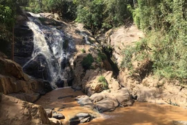 Thác Hang Cọp – nơi xảy ra vụ tai nạn khiến 2 người tử vong khi tham gia đu dây vượt thác vào sáng 23/2. (Ảnh: Nguyễn Dũng/TTXVN)