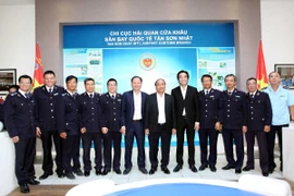 Thủ tướng Nguyễn Xuân Phúc với cán bộ Chi cục Hải quan cửa khẩu Sân bay Tân Sơn Nhất. (Ảnh: Thanh Vũ/TTXVN)