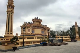 Bia Quốc học trong giai đoạn cuối trùng tu . (Ảnh: Quốc Việt/TTXVN)