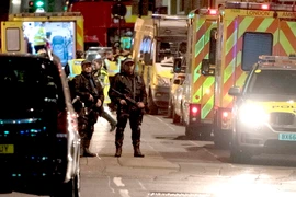 Cảnh sát phong tỏa hiện trường vụ xe tải lao vào người đi bộ trên Cầu London tối 3/6. (Nguồn: AFP/TTXVN)