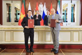 Chủ tịch nước Trần Đại Quang và Tổng thống Liên bang Nga V. Putin chứng kiến Lễ ký Thỏa thuận hợp tác giữa Thông tấn xã Việt nam và Hãng thông tấn Sputnik. (Ảnh: Nhan Sáng/TTXVN)
