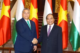 Thủ tướng Nguyễn Xuân Phúc và Thủ tướng Hungary Orbán Viktor chụp ảnh chung trước giờ hội đàm. (Ảnh: Thống Nhất/TTXVN)