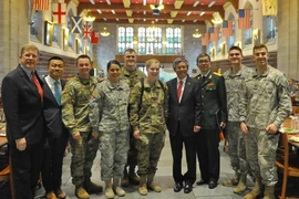 Đại sứ Phạm Quang Vinh cùng Phó Trợ lý Ngoại trưởng Murphy chụp ảnh lưu niệm với các học viên của Học viện. (Ảnh: Thanh Tuấn/Vietnam+)