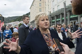 Thủ tướng Na Uy Erna Solberg trả lời phỏng vấn báo chí trong chiến dịch vận động tranh cử tại Bergen ngày 8/9. (Nguồn: AFP/TTXVN)