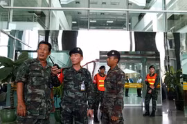 Cảnh sát Thái Lan điều tra tại hiện trường vụ nổ. (Nguồn: EPA/TTXVN)