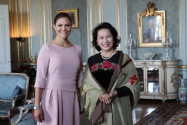 Chủ tịch Quốc hội Nguyễn Thị Kim Ngân chào xã giao Công chúa kế vị Victoria Alice Désirée. (Ảnh: Trọng Đức/TTXVN)