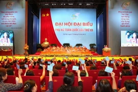 Đại biểu biểu quyết thông qua danh sách bầu Ban Chấp hành Trung ương Liên hiệp Hội Phụ nữ Việt Nam nhiệm kỳ 2017-2022. (Ảnh: TTXVN)