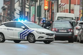 Xe cảnh sát phong tỏa hiện trường vụ bắt giữ nghi phạm tuyên bố xe có bom. (Nguồn: EPA/TTXVN)