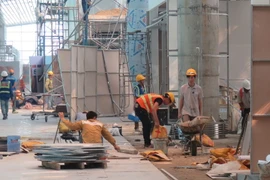 Công nhân khẩn trương hoàn thành các hạng mục công trình (ảnh chụp ngày 13/3). (Ảnh: Văn Sơn/TTXVN)
