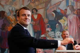 Ứng cử viên Emmanuel Macron bỏ phiếu tại một địa điểm bầu cử ở Le Touquet, ngày 7/5. (Nguồn: EPA/TTXVN)