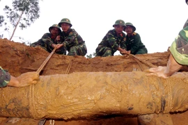 Xử lý an toàn quả bom nặng 225kg ở Phú Yên, tháng 12/2016. Ảnh minh họa. (Nguồn: TTXVN)