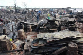 Khu nhà ven cửa sông Cái đã bị thiêu rụi hoàn toàn. (Ảnh: Nguyên Lý/TTXVN)