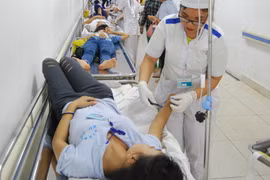 Các công nhân được cấp cứu tại bệnh viện. (Ảnh: Huỳnh Phúc Hậu/TTXVN)