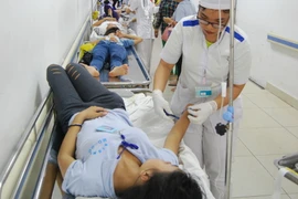 Các công nhân được cấp cứu tại bệnh viện. (Ảnh: Huỳnh Phúc Hậu/TTXVN)