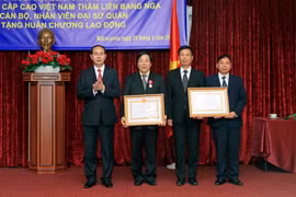 Chủ tịch nước Trần Đại Quang trao tặng Huân chương Lao động hạng Nhất cho Đại sứ Nguyễn Thanh Sơn và Huân chương Lao động hạng Nhì cho Đại sứ quán Việt Nam tại Liên bang Nga. (Ảnh: Nhan Sáng/TTXVN)