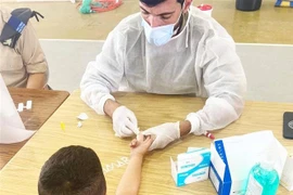 Một học sinh Israel được lấy mẫu test kháng nguyên. (Ảnh: TTXVN phát)