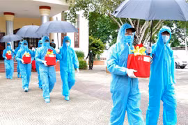 Đưa tro cốt các nạn nhân tử vong vì COVID-19 về bàn giao cho các gia đình. (Ảnh: Bộ chỉ huy quân sự tỉnh Sóc Trăng cung cấp)