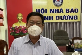 Cử tri Lê Văn Khánh tại Thủ Dầu Một, tỉnh Bình Dương theo dõi phiên thảo luận của Quốc hội chiều 9/11. (Ảnh: Huyền Trang/TTXVN)