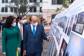 Chủ tịch nước Nguyễn Xuân Phúc xem trưng bày ảnh do Thông tấn xã Việt Nam và Học viện Nông nghiệp Việt Nam phối hợp tổ chức. (Ảnh: Thống Nhất/TTXVN)