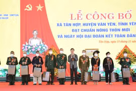 Ông Võ Văn Thưởng, Ủy viên Bộ Chính trị, Thường trực Ban Bí thư tặng quà cho các cá nhân, gia đình chính sách trên địa bàn xã Tân Hợp. (Ảnh: Tuấn Anh/TTXVN)