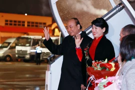 Chủ tịch nước Nguyễn Xuân Phúc và Phu nhân đến Sân bay quốc tế Geneva. (Ảnh: Thống Nhất/TTXVN) 