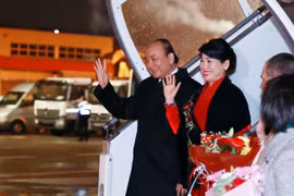 Chủ tịch nước Nguyễn Xuân Phúc và Phu nhân đến Sân bay quốc tế Geneva. (Ảnh: Thống Nhất/TTXVN) 