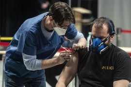 Người dân được tiêm vaccine ngừa COVID-19 tại Praha, CH Séc ngày 9/4. (Ảnh: AFP/TTXVN)