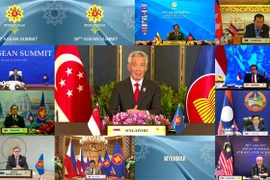 Thủ tướng Singapore Lý Hiển Long (giữa) tham dự Hội nghị cấp cao ASEAN theo hình thức trực tuyến, ngày 26/10. (Ảnh: AFP/TTXVN)