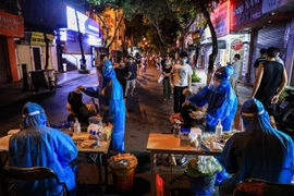 Lấy mẫu xét nghiệm COVID-19 tại Hà Nội. (Ảnh: Thành Đạt/TTXVN)