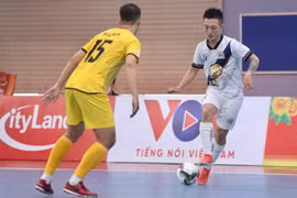 Pha đi bóng của cầu thủ Zetbit Sài Gòn (áo trắng) trong trận gặp Quảng Nam. (Ảnh: TTXVN phát)
