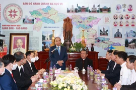 Chủ tịch nước Nguyễn Xuân Phúc nói chuyện, thăm hỏi các vị linh mục, chức sắc và giáo dân Tòa Giám mục Giáo phận Lạng Sơn-Cao Bằng. (Ảnh: Thống Nhất/TTXVN)