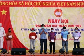 Lãnh đạo Ủy ban Mặt trận Tổ quốc Việt Nam tỉnh Kon Tum trao quà cho người dân thôn Đăk Wớt, xã Hơ Moong, huyện Sa Thầy, tỉnh Kon Tum. (Ảnh: Cao Nguyên/TTXVN)