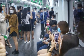 Người dân trải nghiệm tàu trên cao Cát Linh-Hà Đông. (Ảnh: Tuấn Đức/TTXVN)