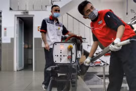 Hà Nội thí điểm đo kiểm khí thải xe mô tô, xe gắn máy cũ đang lưu hành. (Ảnh: Tuấn Đức/TTXVN)