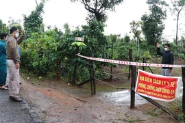 Chính quyền huyện Ia Grai (Gia Lai) phối hợp với các hội, đoàn thể hỗ trợ gạo, mì tôm, nhu yếu phẩm cho người dân đang thực hiện cách ly tại nhà cuối tháng 10. (Ảnh minh họa: Hồng Điệp/TTXVN)