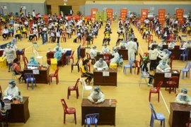 Tiêm vaccine phòng COVID-19 (Pfizer) mũi 1 cho học sinh tại Cung thể Thao Tiên Sơn ngày 20/11. (Ảnh: Văn Dũng/TTXVN)