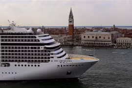 Tàu du lịch rời Venice, Italy, ngày 5/6/2021. (Ảnh: AFP/TTXVN)