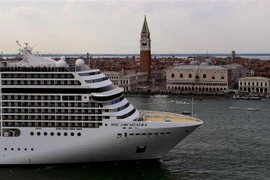 Tàu du lịch rời Venice, Italy, ngày 5/6/2021. (Ảnh: AFP/TTXVN)