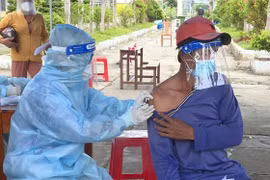 Tiêm vaccine cho người dân tại Bạc Liêu. (Ảnh: TTXVN phát)
