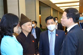 Các đại biểu Quốc hội trao đổi bên lề phiên họp. (Ảnh: Văn Điệp/TTXVN)