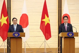 Thủ tướng Phạm Minh Chính và Thủ tướng Nhật Bản Kishida Fumio gặp gỡ báo chí sau hội đàm. (Ảnh: Dương Giang/TTXVN)