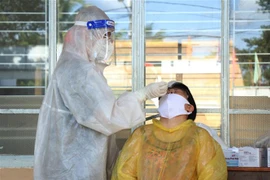 Lực lượng y tế lẫy mẫu xét nghiệm cho người dân thành phố Buôn Ma Thuột. (Ảnh: Tuấn Anh/TTXVN)