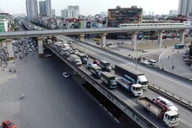 Ùn tắc phía đi từ hướng đường Nguyễn Xiển sang đường Khuất Duy Tiến (quận Thanh Xuân). (Ảnh: Huy Hùng/TTXVN)