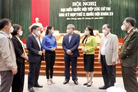 Chánh án Tòa án Nhân dân Tối cao Nguyễn Hòa Bình và đại biểu Quốc hội tỉnh Bắc Giang trao đổi với cử tri. (Ảnh: Đồng Thúy/TTXVN)