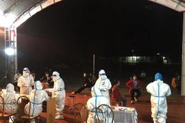 Lực lượng y tế lấy mẫu xét nghiệm cho người dân ở xã Thuận Hòa, huyện Vị Xuyên (Hà Giang). (Ảnh: Minh Tâm/TTXVN)