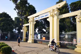 Tạm thời phong tỏa công viên Thống Nhất để truy vết, người dân không được vào bên trong công viên để tham quan, tập thể dục. (Ảnh: Thanh Tùng/TTXVN)