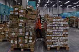 Nhân viên kiểm hàng để giao cho khách hàng tại trung tâm dịch vụ của Alibaba ở Vô Tích, tỉnh Giang Tô, Trung Quốc, ngày 6/11/2020. (Ảnh: AFP/ TTXVN)