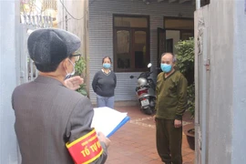 Tổ COVID cộng đồng đến từng nhà để rà soát biến động dân cư, tuyên truyền để nhân dân nâng cao trách nhiệm phòng, chống dịch COVID-19 tại Quảng Ninh. (Ảnh: Thanh Vân/TTXVN)